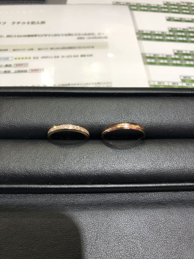 四角くカットしたダイヤをレール状の輪に一周はめ込んであります