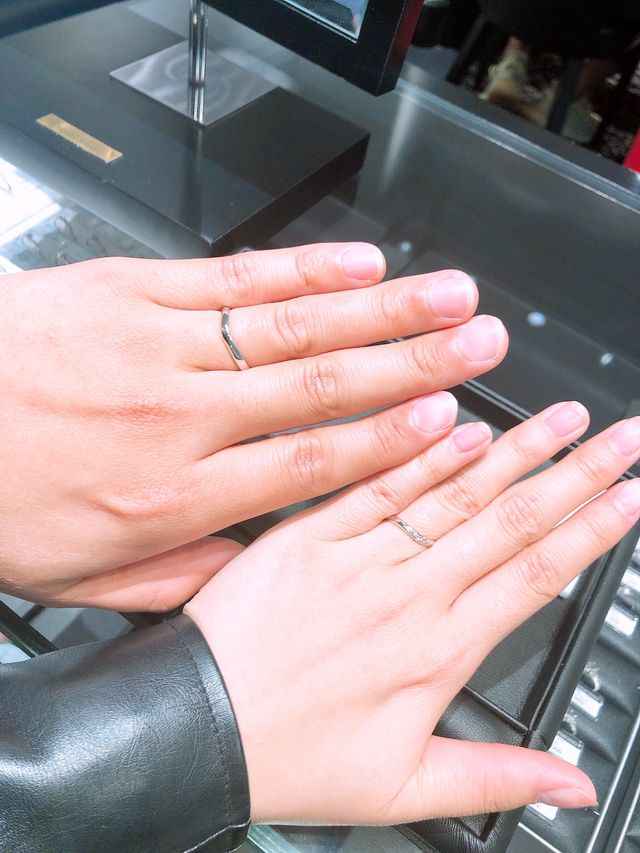 指にフィットしました。キラキラ光る感じがとてもきれいです。