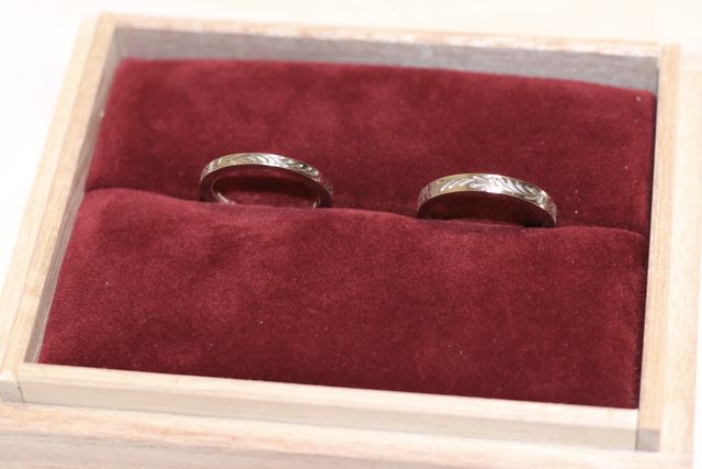 唐草模様と石地の結婚指輪です