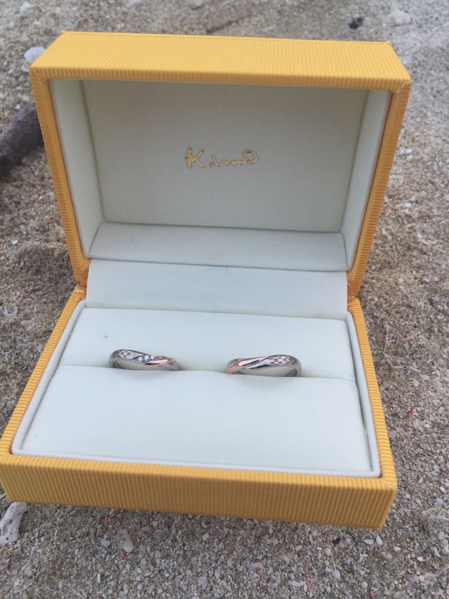 リングが出来上がった日にビーチで撮影。