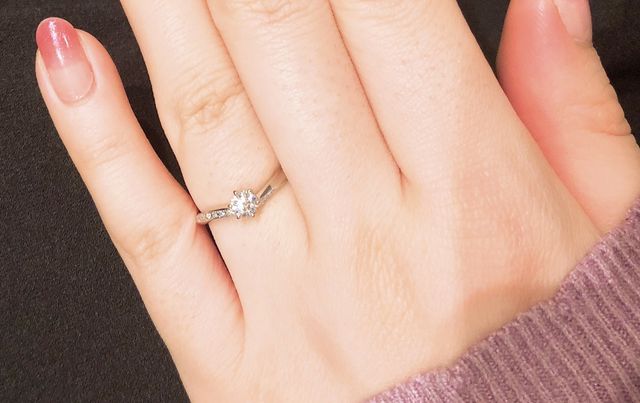 緩やかなV字なので柔らかい印象で、かつ指が長く見えます