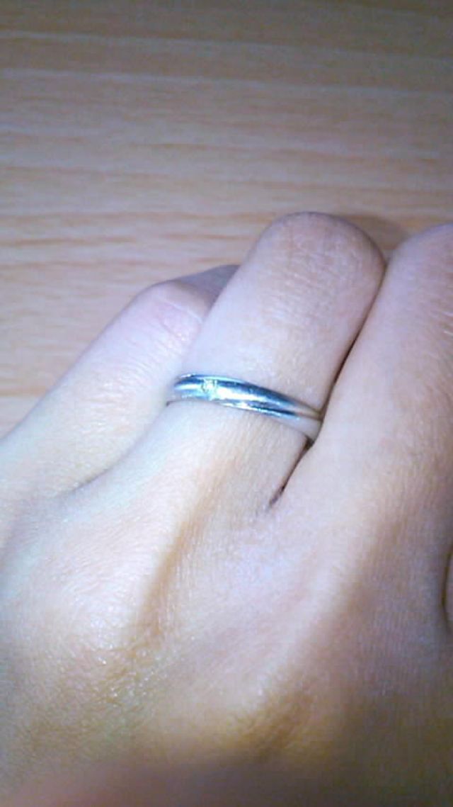 結婚指輪を着用している写真です