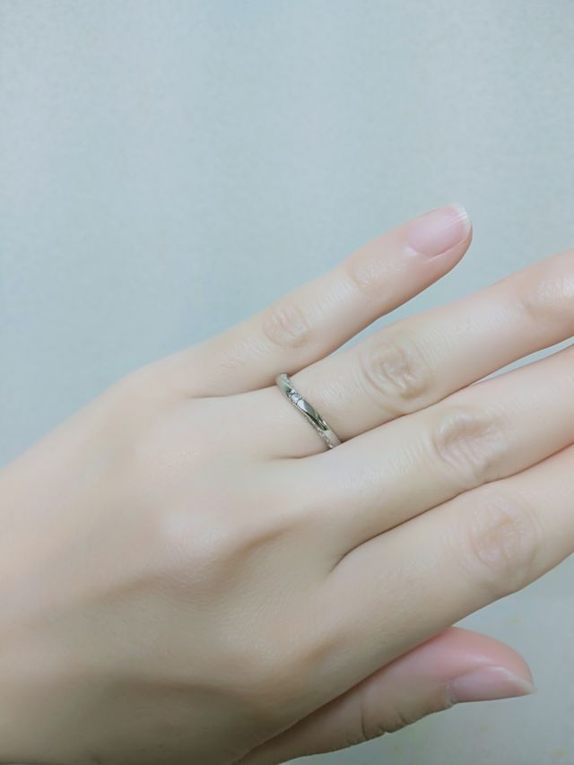 正面はシンプル。ウェーブの両側面に小さなダイヤが並び輝く。