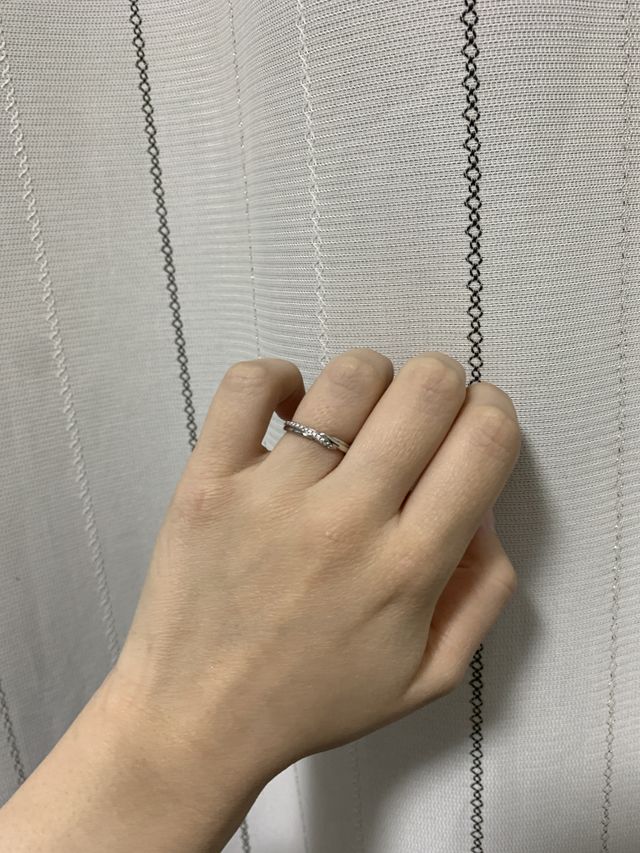 骨格ストレート、指のサイズは8.5号です。