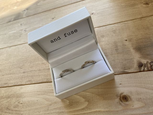 素敵なリングピロー、色はシルバーとシャンパンゴールドです。