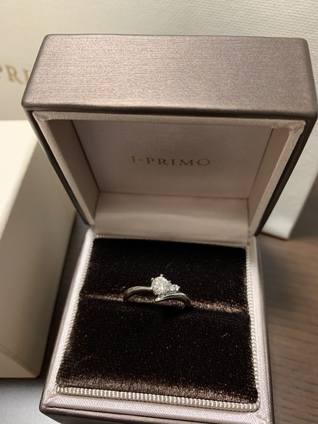 サイドにもダイヤがある華やかなデザインのものを探していました