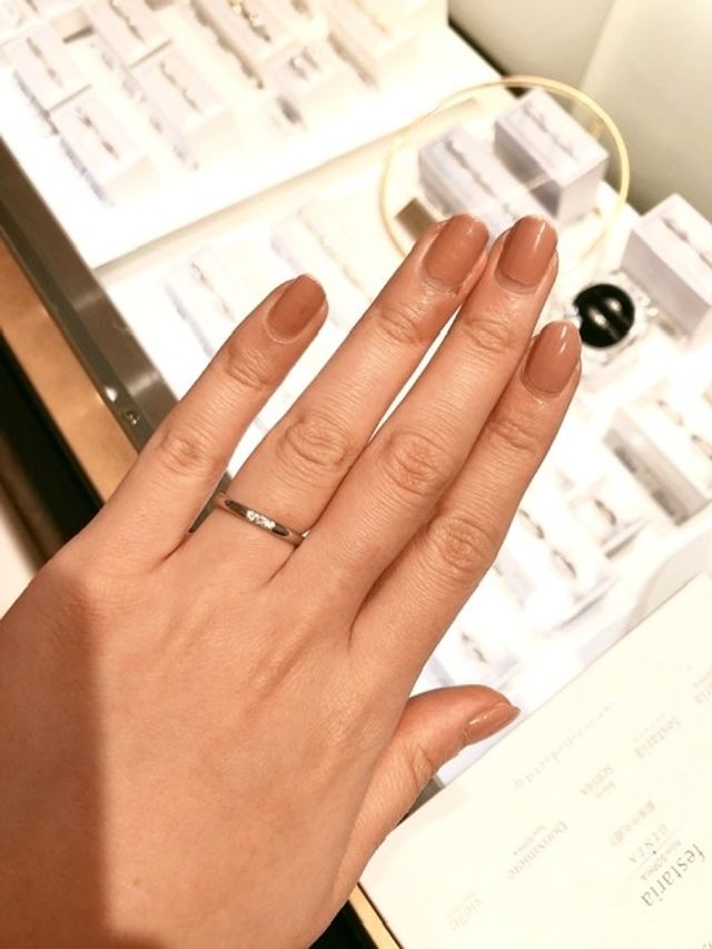 シンプルなストレートリングに3粒のメレダイヤ。