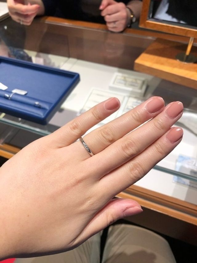 ストレートリングに3粒のメレダイヤ。