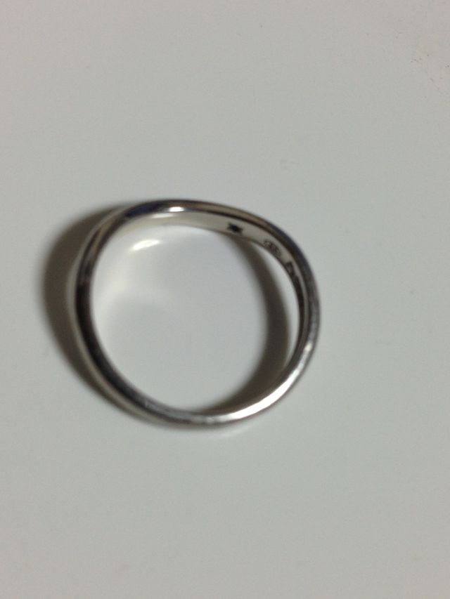 指輪の裏にもストーンがはめ込まれてます。