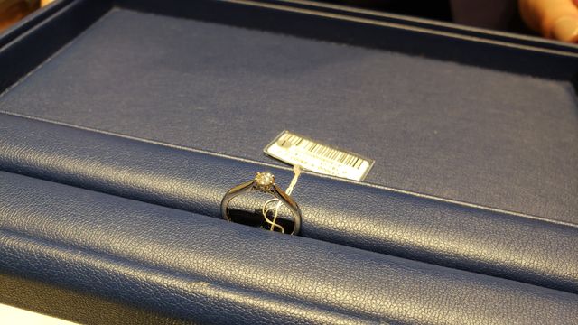 White Lilyという花の石座の女性らしいデザインです。