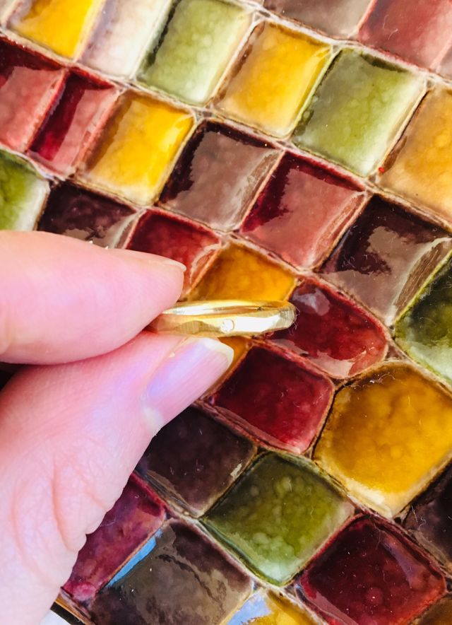 指輪の表面にお互いダイヤを入れ内側は守護石と名前を入れました