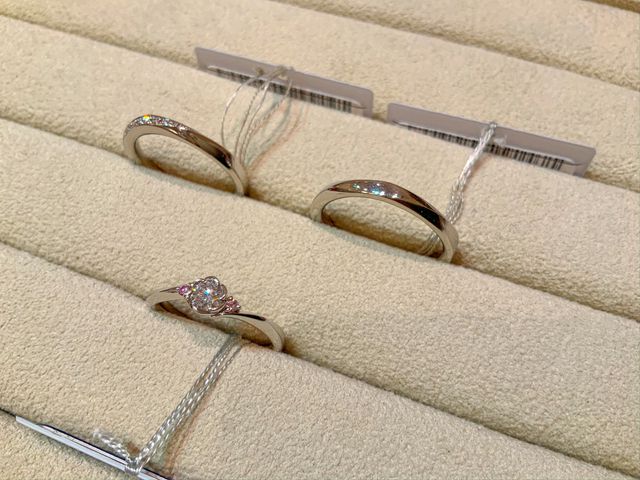 上段:結婚指輪、下段:婚約指輪