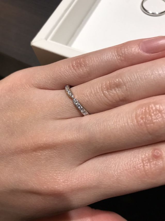 彼女がアルビレオというハーフエタニティのモデルを試着