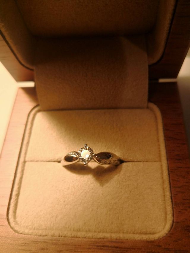 ぷっくりしてかわいいデザイン。ダイヤは0.4カラットです