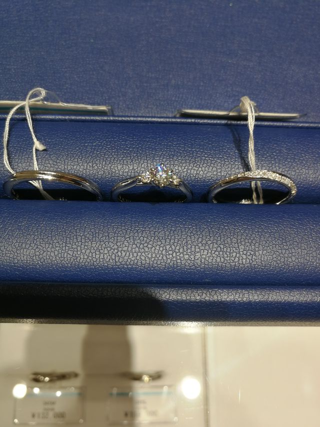 婚約指輪と一緒のシリーズです