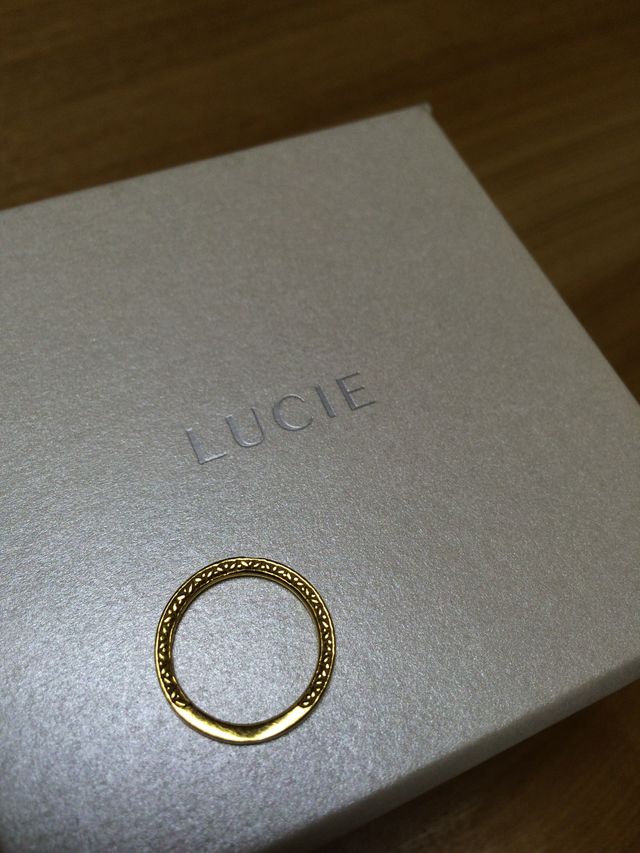 彫り模様は薔薇の蔦の葉をイメージしています。