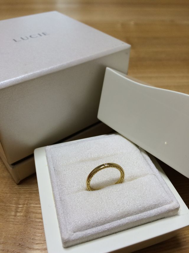 一粒のダイヤとサイドの彫りポイントです。