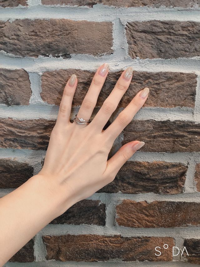 婚約指輪との重ね付けも可愛いです！