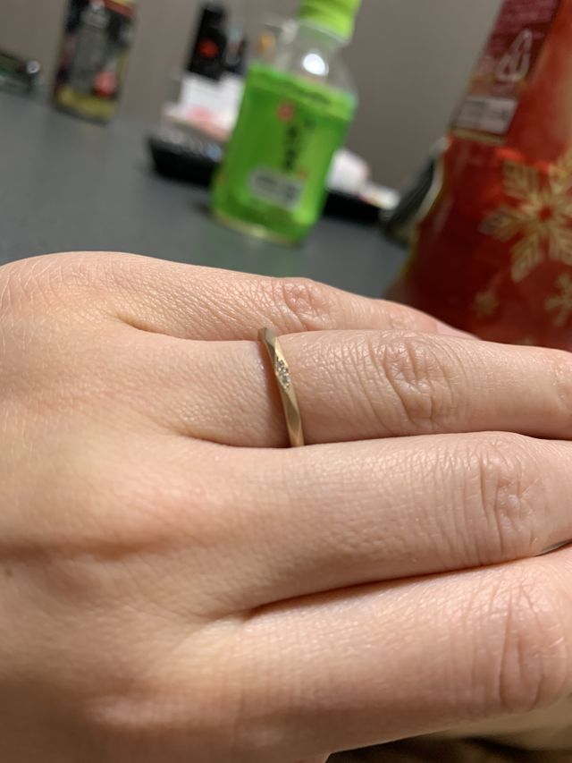 カットデザインが綺麗で、ピンクゴールドが肌馴染みいいです。