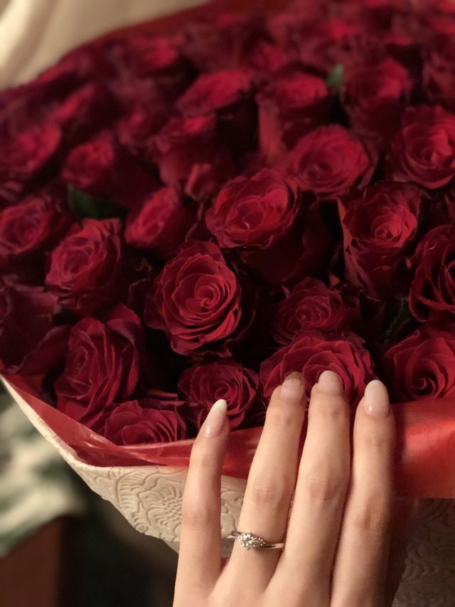 プロポーズ時に108本の薔薇の花束と一緒にもらいました。