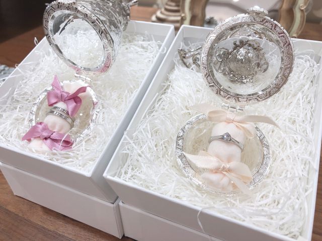 左:結婚指輪　右:婚約指輪
婚約指輪はキラキラしてます♡