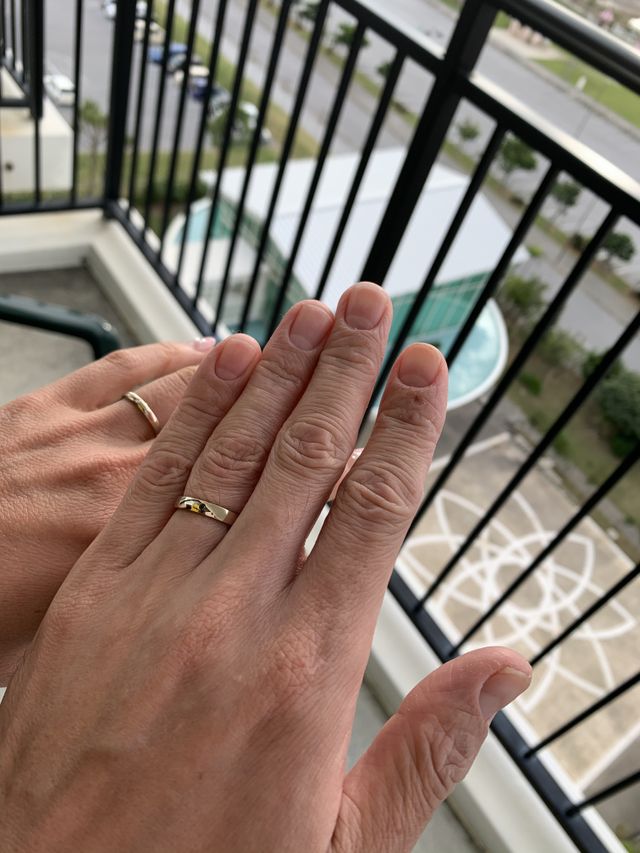 挙式後に撮影。指輪が着くと結婚した実感が湧いてきました。