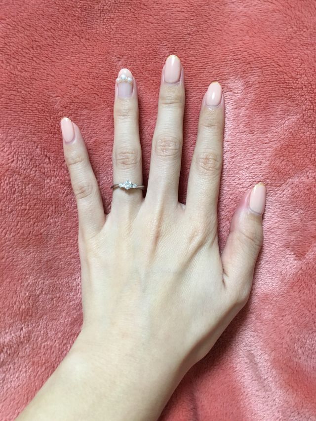 小さい石をサイドに着けた事で、少しの動きにも光り輝ます