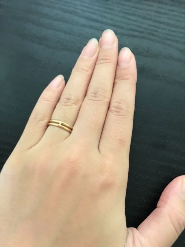 華奢な二連のデザインはエルメスの「H」の文字になっています。