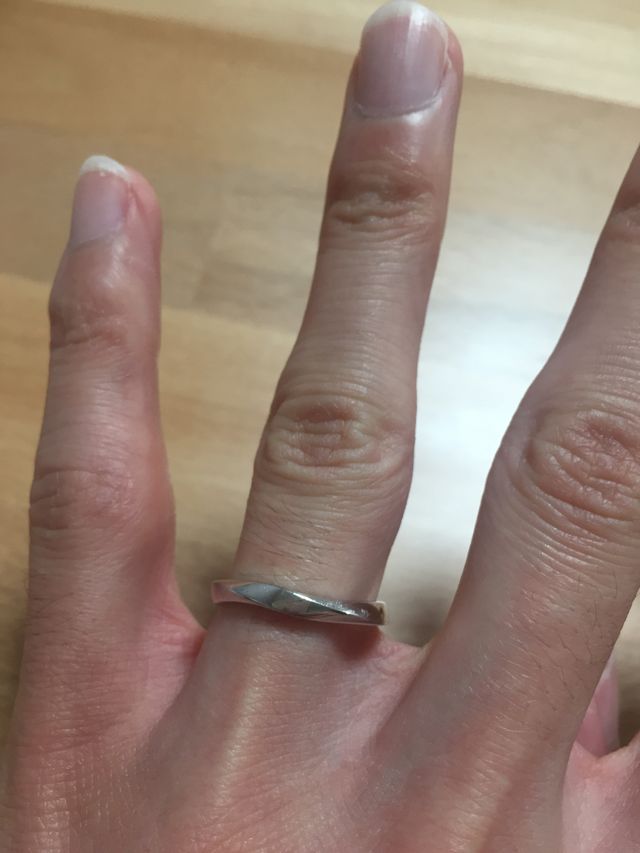 シンプル且つ洗練されたデザインです。写真は、つけた感じ。