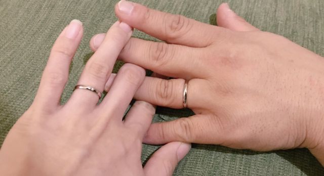 自分の太い指にも妻の華奢な指にすごく存在感があります。
