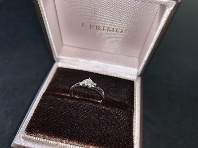 暗い所で撮りましたがそれでもダイヤモンドの輝きは衰えません。