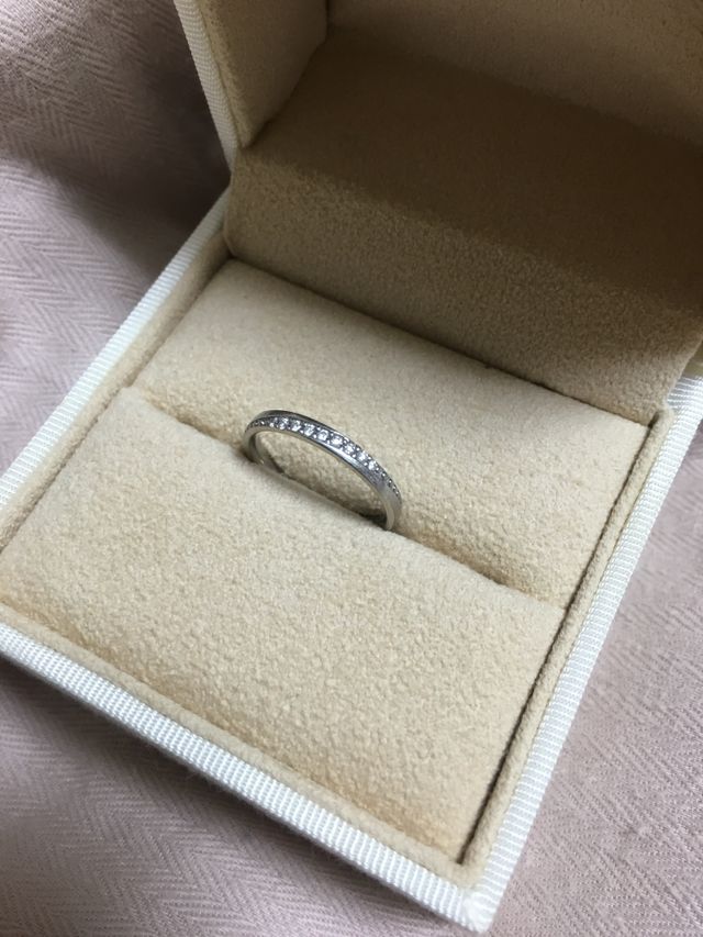 9粒のダイヤが斜めのライン上に入っているリングです