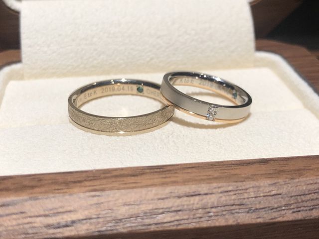 左はシャンパンゴールド、右はプラチナ+ピンクゴールド