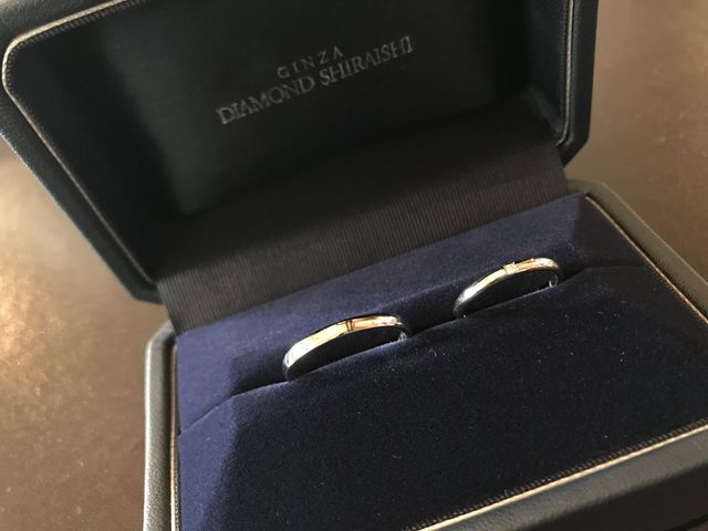 どちらもプラチナでストレート型の指輪です。