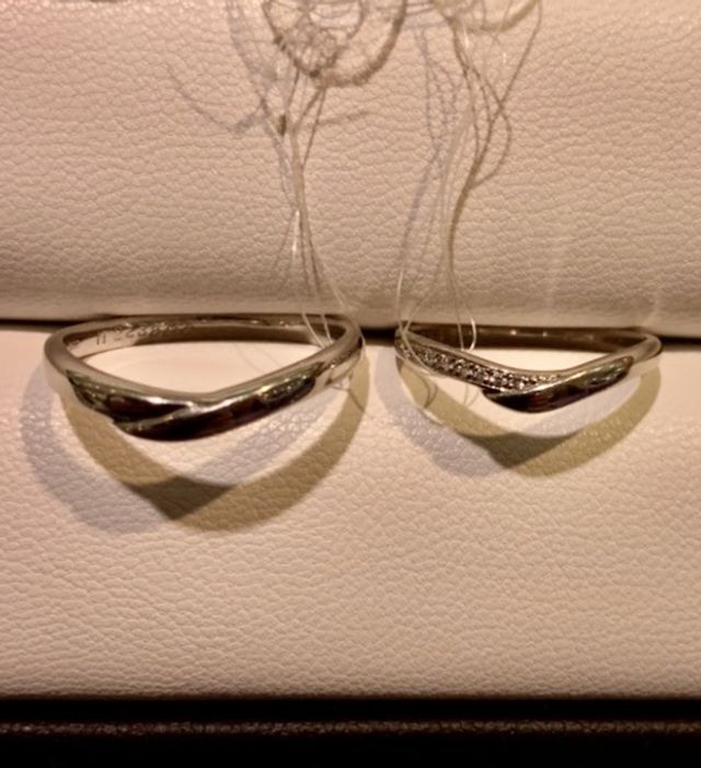 Vの形のデザインで女性の方にはダイアモンドが入っています。