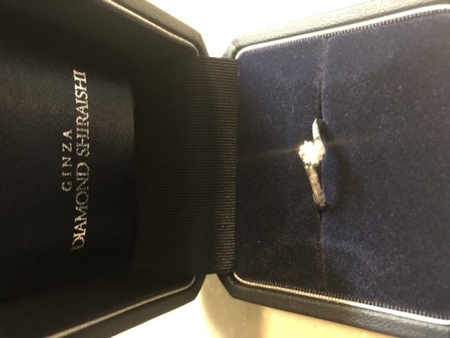 ダイヤモンドは綺麗な輝きをはなっています。