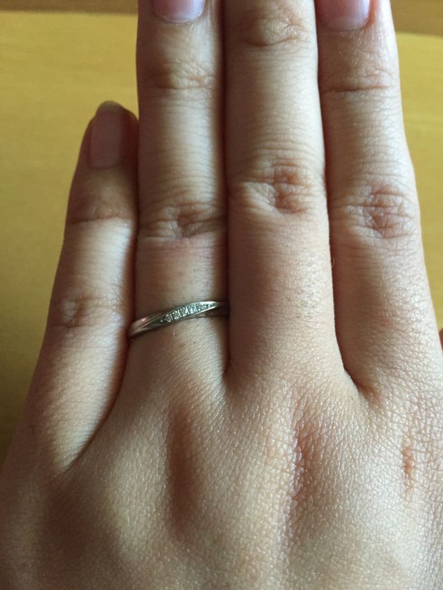 実際に薬指にはめている写真