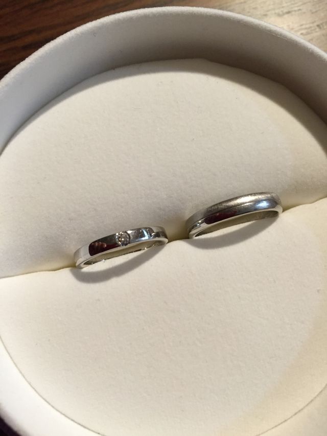 左：PT950ダイア0.03平打ち　右：PT950半面艶消し