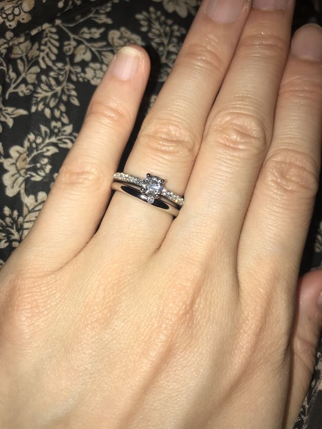 結婚指輪と重ね付け。存在感のあるリングです。