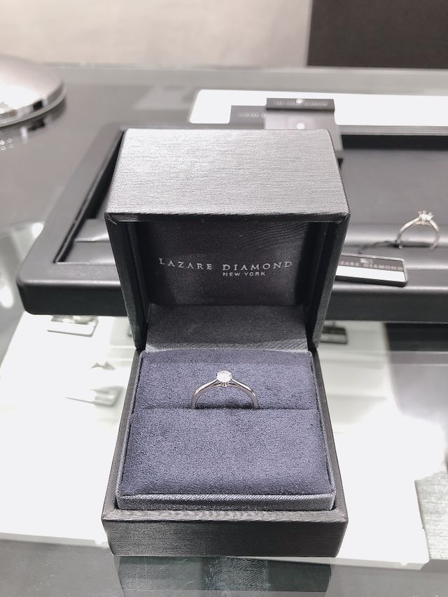 主役のダイヤモンドの輝きを引き立てるシンプルなデザインです。