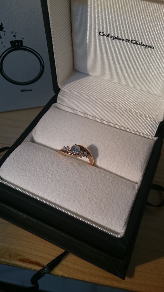 中央のダイヤは所有していた物を埋め込みました。