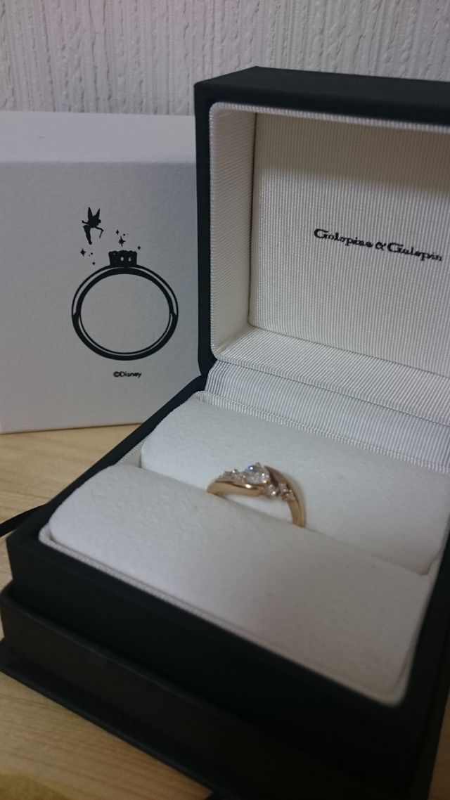 化粧箱はシンプル。ティンカーベルが可愛いです！