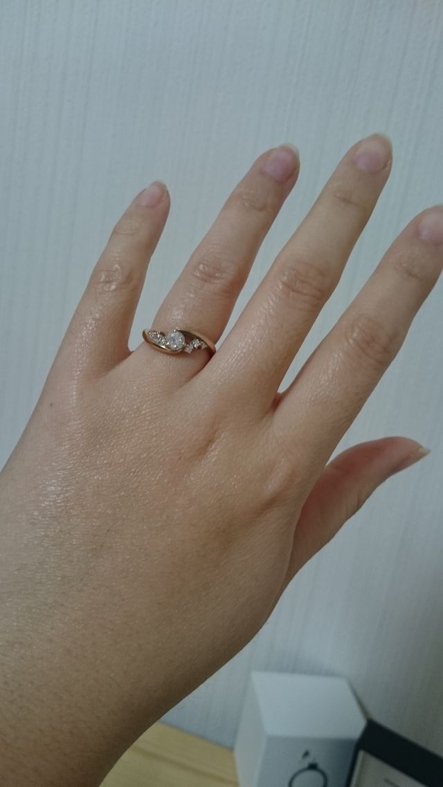 ピンクゴールドなので、女性らしく肌馴染みがいいです！