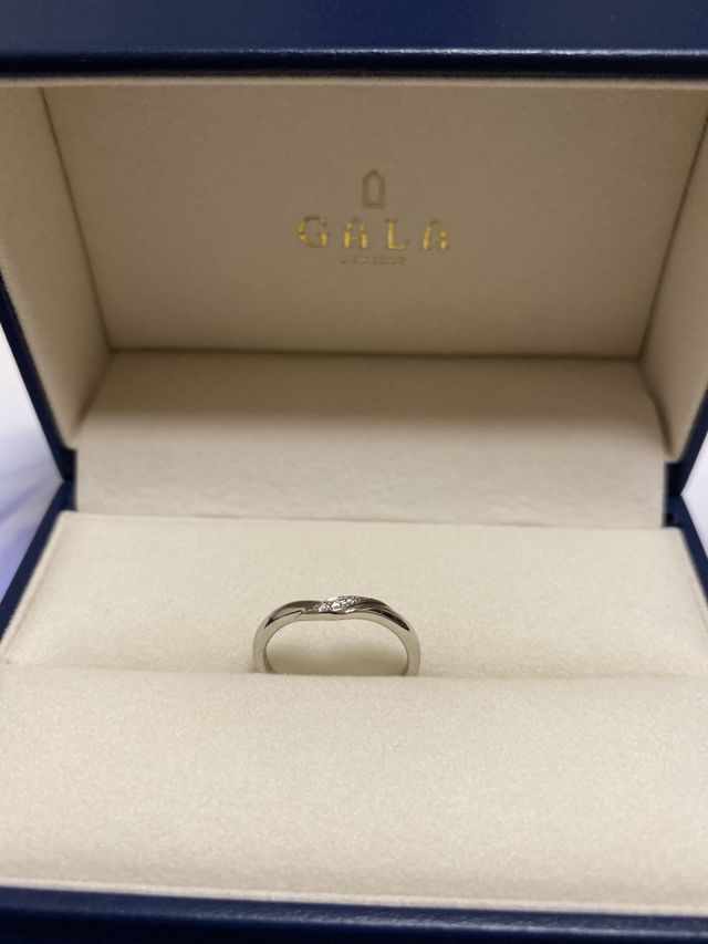 V字で指も綺麗に見えるデザインでとても可愛いです