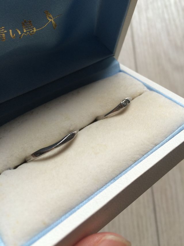 手前が主人の指輪で奥が私のものです。