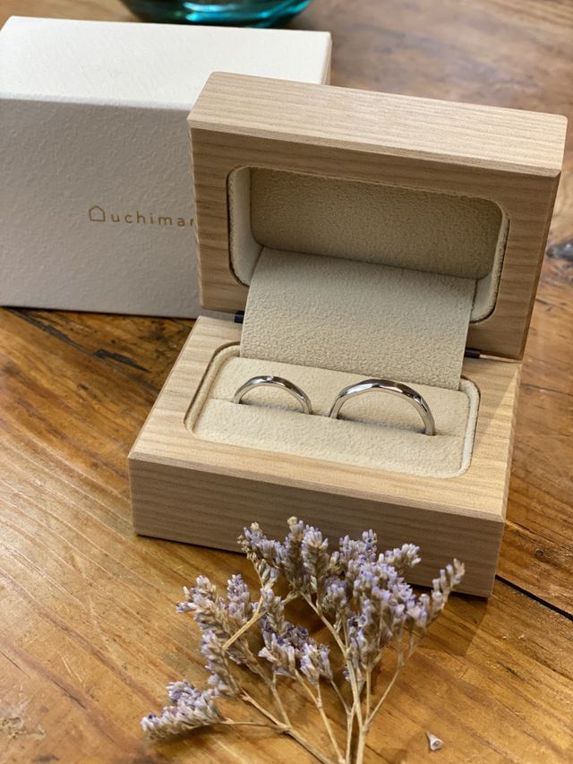 凹凸をつけて、艶消し艶ありの半々にしています。