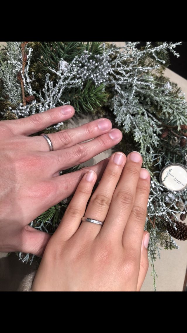 半分ツヤ消し加工がされています。女性用は5つのダイヤ。