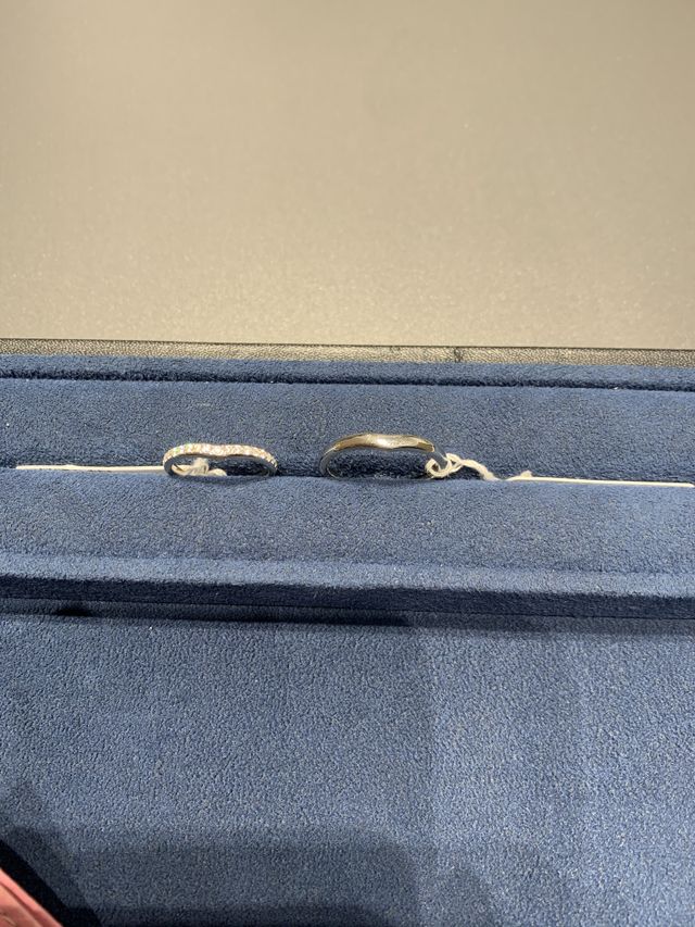 とにかく女性ものはキラキラしているのを探しました。