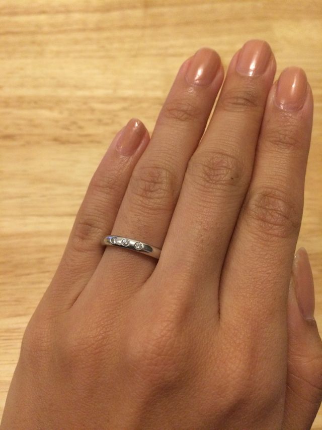 指にはめた状態です。