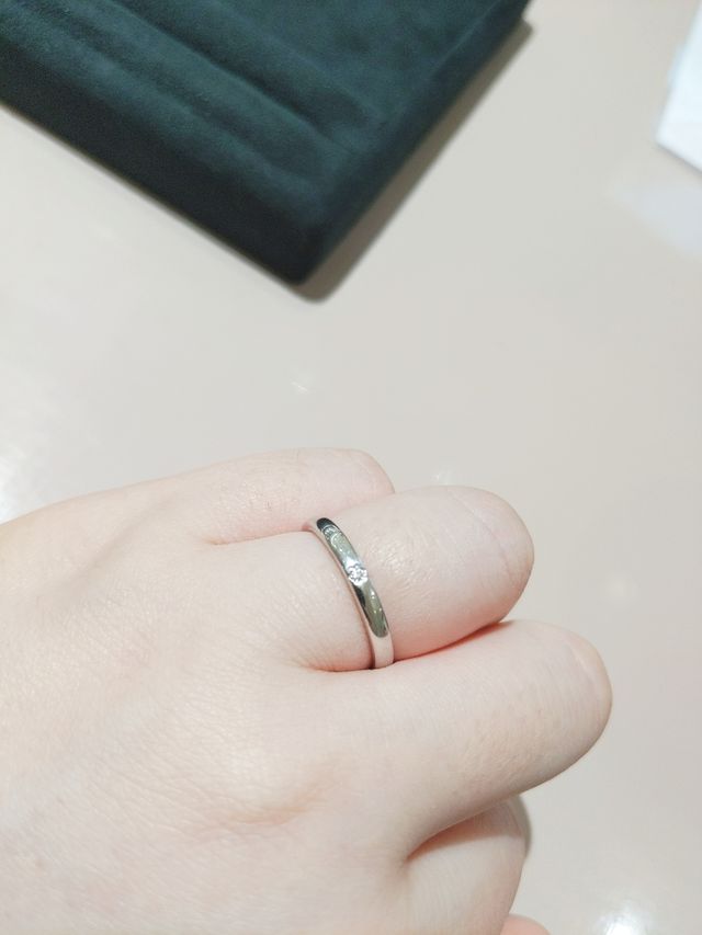 ダイヤの形がお花のデザインで一目惚れ。